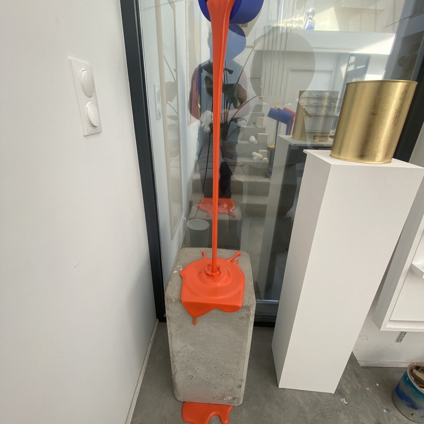 Flow-2.0-80-cm-bleu-et-orange-socle-béton