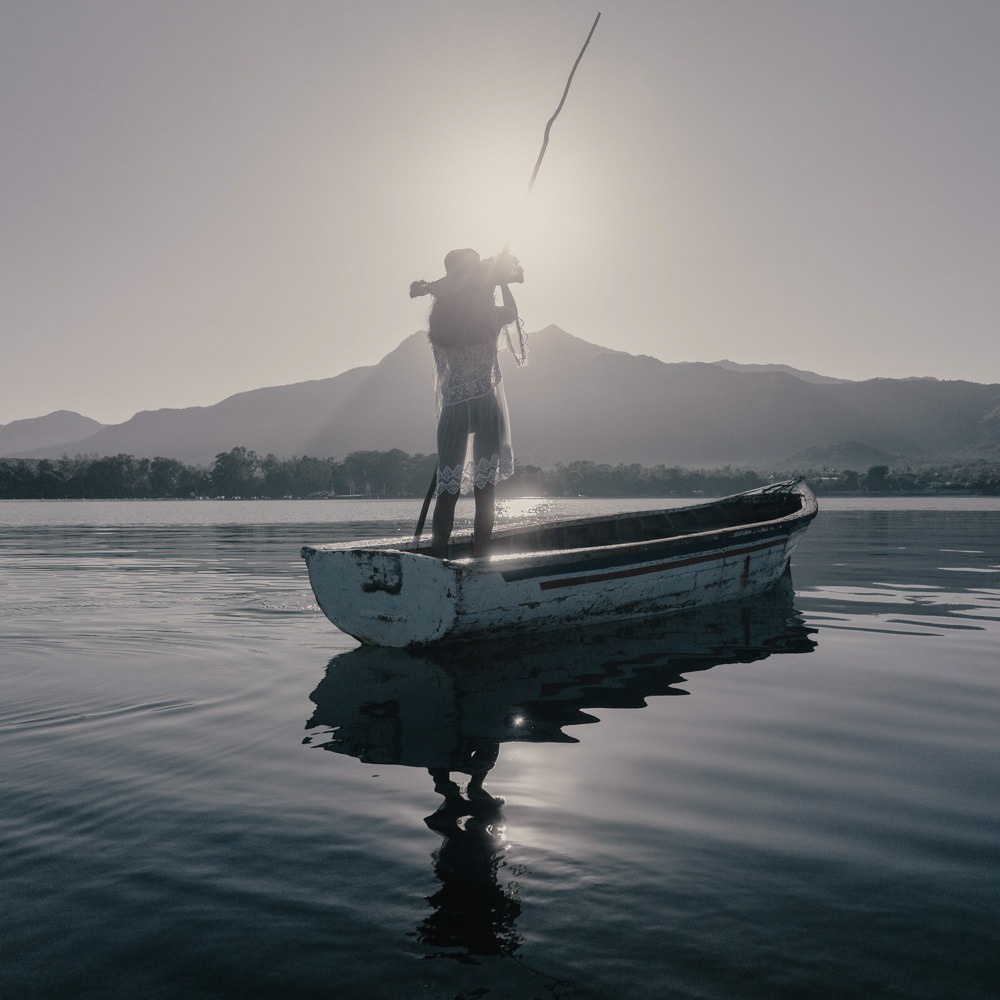 058 - MAURICIENNE EN ROBE BLANCHE VERS CHAMAREL 01 - 80 X 80