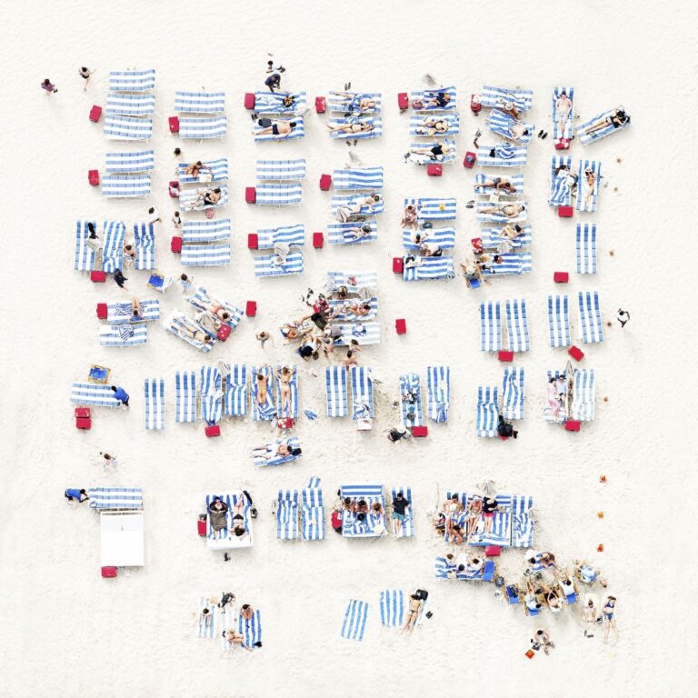 Antoine Rose_Red Old School, Miami 2019 (50x50 cm, 70x70 cm) - Galeries Adamah Fine Arts