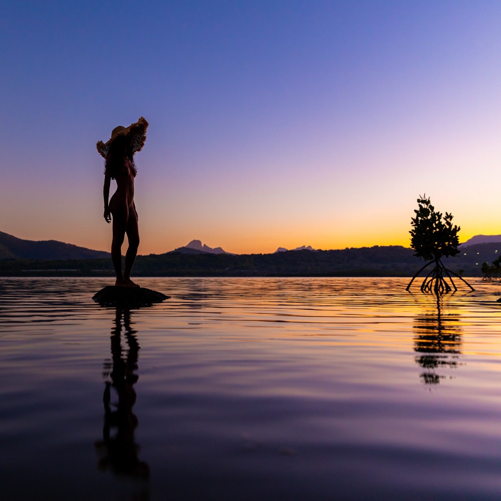 Regis Lesieur_MAURICIENNE A L'AUBE VERS LA TOURELLE 01 - 120 x 120 cm