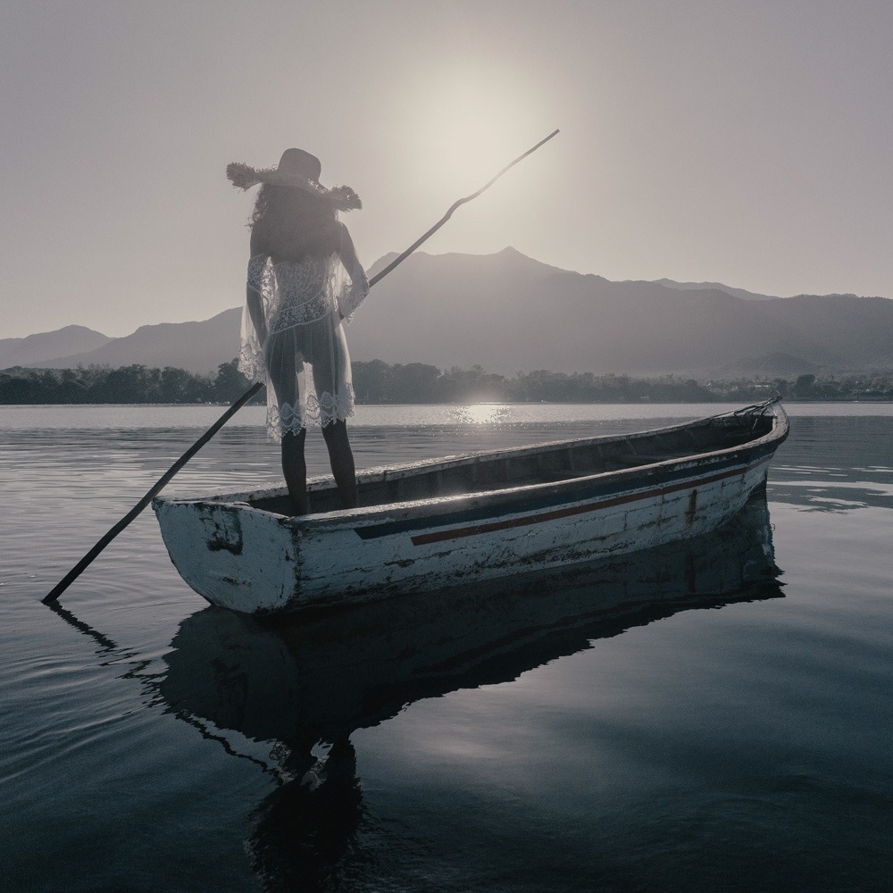 Regis Lesieur_MAURICIENNE EN ROBE BLANCHE VERS CHAMAREL Ltd Edition_50 x 50 cm