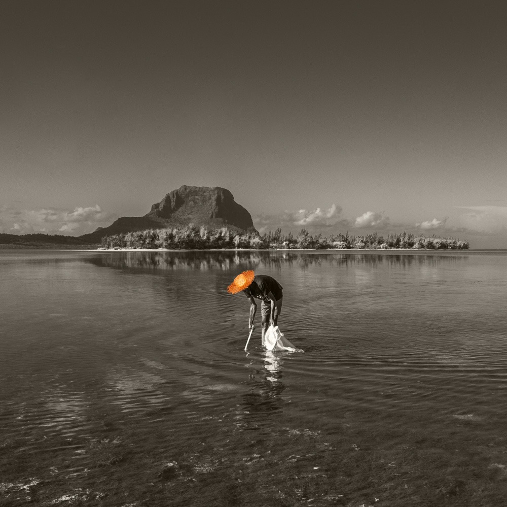 Regis-Lesieur_PECHEUR-TEC-TECS-ILE-AUX-BENITIERS-CHAPEAU-ORANGE-Ltd-Edition_50-x-50-cm